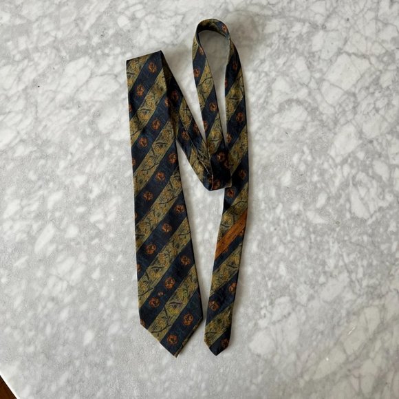 Silk Valentino Tie - Picture 2 of 7